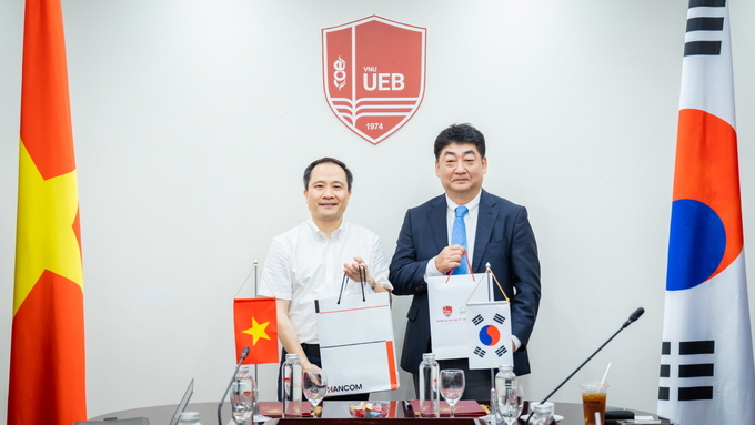 (오른쪽) 진성식 한컴 최고수익책임자(CRO) (왼쪽) 르 쭝 타잉(Le Trung Thanh) 국립경제대학교 총장. 사진/한컴