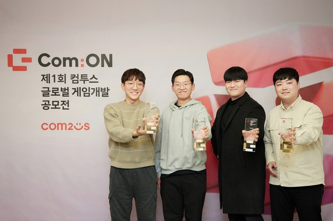(왼쪽부터 FFF팀 박영로, CODELAMP팀 최승부, HYGG2팀 서희영, 슬라임스튜디오팀 지용한). 사진/컴투스
