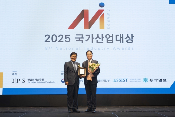 S-OIL 이영호 영업전략부문장(오른쪽)이 17일 열린 2025 국가산업대상 시상식에서 산업정책연구원 박기찬 원장과 기념 촬영을 하고 있다. 사진/S-OIL,