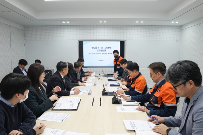 포스코가 16일, 해양수산부, 한국수산자원공단(FIRA), 포항산업과학연구원(RIST)과 바다숲 활성화를 위한 민·관·연 협력 2차 실무협의회를 개최했다. 사진/포스코