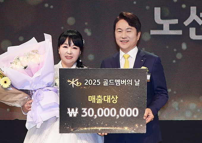 시상식에 참석한 KB손해보험 창녕대리점 노선애 대표(왼쪽), KB손해보험 구본욱 사장(오른쪽)이 함께 기념사진을 촬영하고 있다. 사진/KB손해보험
