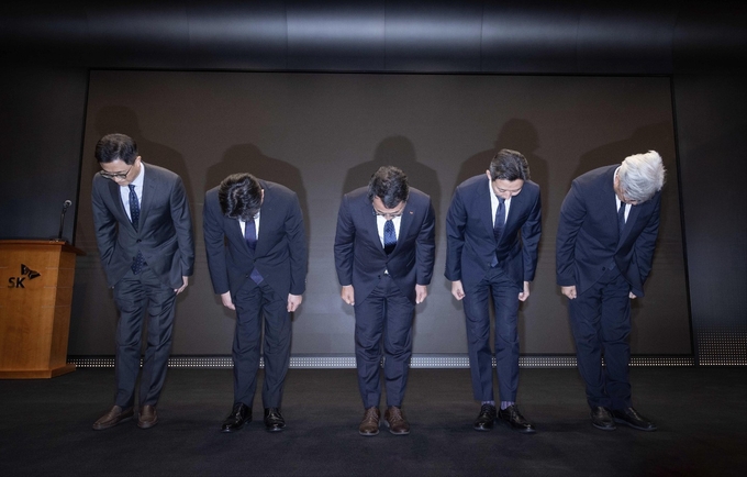(왼쪽부터) 이종훈 Infra전략본부장, 홍승태 고객가치혁신실장, 유영상 CEO, 배병찬 MNO AT본부장, 윤재웅 마케팅전략본부장 사진/SK텔레콤
