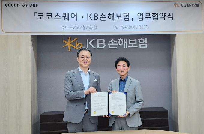 KB손해보험(대표이사 사장 구본욱)은 25일 오전, KB손해보험 본사에서 반려동물 프리미엄 라이프스타일 브랜드인 코코스퀘어와 펫보험 상품 및 서비스 연계를 위한 전략적 업무협약을 체결했다. 협약을 체결하며 KB손해보험 이용무 디지털사업부문장(오른쪽)과 코코스퀘어 하성동 대표(왼쪽)가 기념촬영을 하고 있다. 사진/ , KB손해보험
