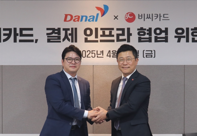 지난 25일 오후 3시 경기도 성남시 분당구 소재 다날 본사에서 김호정 BC카드 상무(오른쪽), 진창용 다날 사업부문 대표가 양사 간 전략적 제휴를 기념하는 모습. 사진/ BC카드