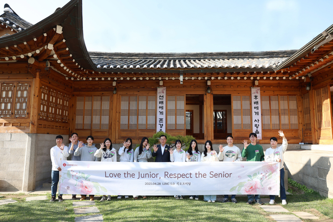 롯데건설 박현철 부회장이 주니어보드 5기 구성원들과 킥오프 미팅 후 기념촬영을 하고 있다. 사진/롯데건설