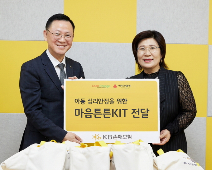 지난 1일, 경기도 의정부시 클나무지역아동센터에서 ‘마음튼튼 KIT 전달식’을 진행하며, KB손해보험 스타즈 배구단 황인석 단장(왼쪽)과 의정부지역아동센터연합회 권경미 회장(오른쪽)이 기념사진을 찍고 있다. 사진/KB손해보험