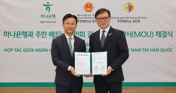 이날 협약식에 참석한 서유석 하나은행 기업그룹 부행장(사진 왼쪽) 다오투안훙 주한 베트남 교민회 회장이 기념 촬영을 하고 있다. 사진/하나은행