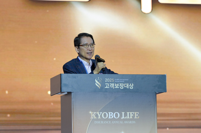 신칭재 교보생명 대표이사 겸 이사회 의장이 9일 인천 연수구 송도컨벤시아에서 열린 ‘2025 고객보장대상 시상식’에서 격려사를 통해 고객보장에 힘쓴 컨설턴트들에게 감사와 응원을 전하고 있다. 사진/교보생명