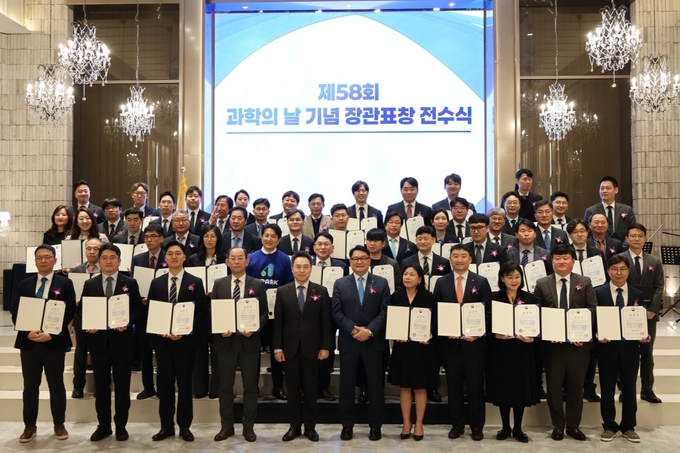 hy 중앙연구소 이기쁨 책임연구원(앞에서 세 번째 줄 우측 네번째)을 비롯한 수상자들이 기념촬영을 하고 있다. 사진/ hy