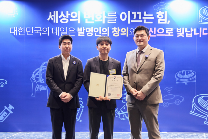 삼성화재는 보험업계 최초 발명의 날 '특허청장 표창'을 수상했다. (왼쪽부터) 법무지원파트 한종엽 프로, 김광준 파트장, 김종주 변리사. 사진/삼성화재