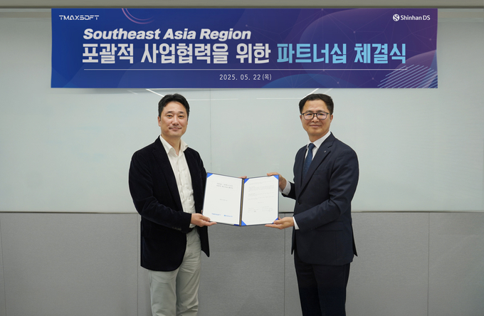 신한DS 민복기 대표(오른쪽)와 티맥스소프트 사업대표 이형용 사장(왼쪽)이 업무 협약을 체결 후 기념촬영을 하고 있다. 사진/ 신한DS