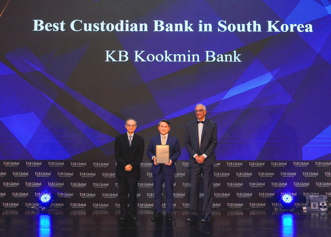 지난 22일 인도네시아 자카르타에서 열린 ‘The Asian Banker Global Financial Markets Awards 2025' 시상식에서 유현식 KB국민은행 수탁사업본부 상무(가운데)와 아시안뱅커 국제 자문위원인 Brian Wing Tai Lo,(좌측) Anoop Rai(우측)이 기념사진을 촬영하고 있다. 사진/ KB국민은행