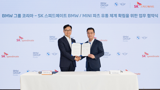 27일 열린 기념식 자리에 선 안무인 SK스피드메이트 대표(왼쪽)와 정상천 BMW 그룹 코리아 애프터세일즈 총괄본부장의 모습. 사진/ SK스피드메이트