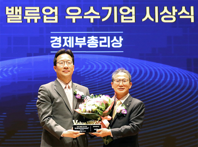 27일 서울 여의도 한국거래소에서 열린 밸류업 우수기업 시상식에서 양종희 KB금융그룹 회장(오른쪽)과 윤인대 기획재정부 차관보(왼쪽)가 기념 촬영을 하고 있다. 사진/ KB금융