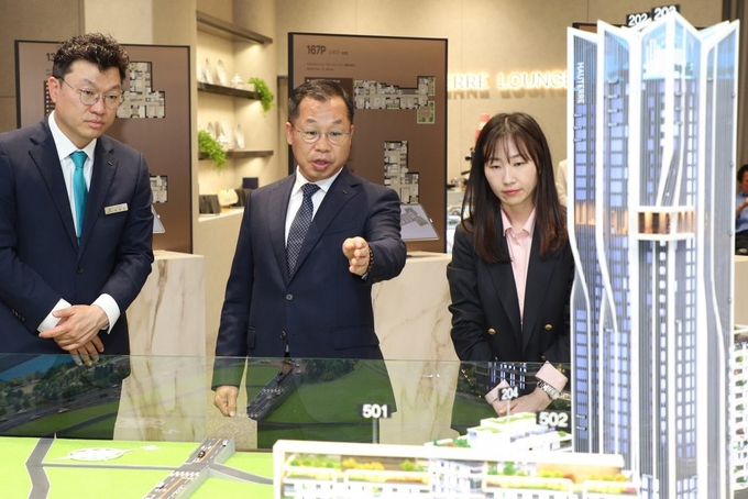 포스코이앤씨 정희민 사장이 용산정비창 전면1구역 홍보관에서 수주활동을 진두지휘 하고 있다. 사진/ 포스코이앤씨