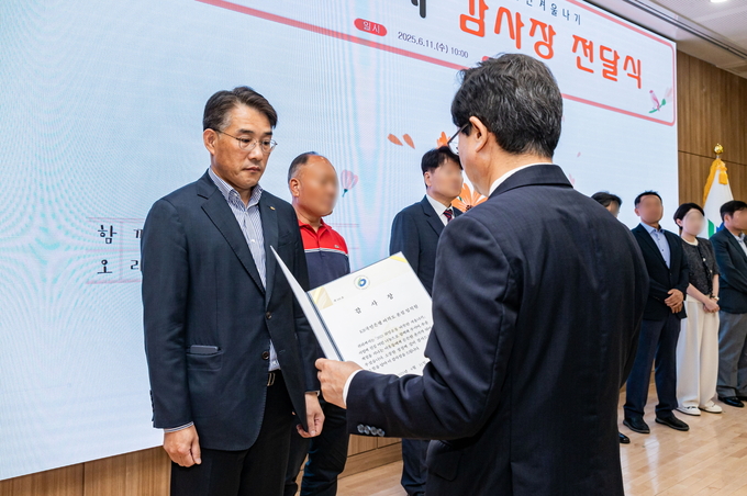 지난 11일 영등포구청 별관에서 열린 '2025 희망온돌 따뜻한겨울나기 우수기부자 감사장 전달식'에서 김상덕 KB국민은행 업무지원본부장이 감사장을 받고 있다. 사진/ KB국민은행