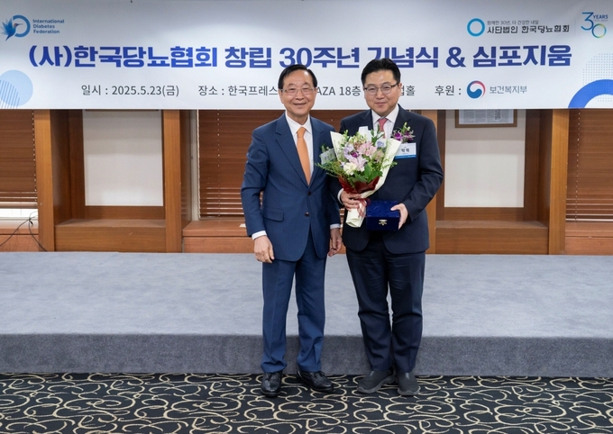 동국제약은 ‘한국당뇨협회 창립 30주년 기념식’에서, 당뇨병 예방과 합병증 관리의 중요성에 대한 인식 제고에 기여한 공로로 감사패를 수상했다. 사진/동국제약