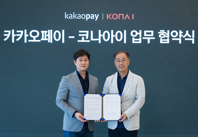 23일 열린 업무협약식에서 카카오페이 신원근 대표(왼쪽)와 코나아이 조정일 대표(오른쪽)가 기념사진을 촬영하고 있다. 사진/카카오페이