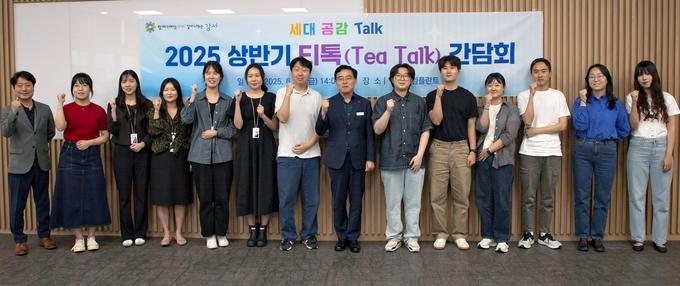 간담회를 마친 진 구청장(사진 왼쪽에서 여덟 번째)이 참석 임직원들과 기념 촬영을 하고 있다. 사진/ 오스템임플란트
