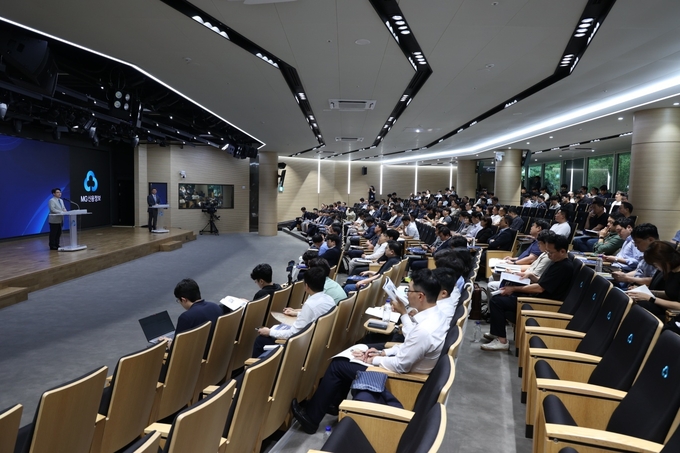 ‘2025 경공매 NPL 투자설명회’에 참석한 개인 및 기관투자자 250여명이 투자설명 강연을 듣고 있다. 사진/MG신용정보