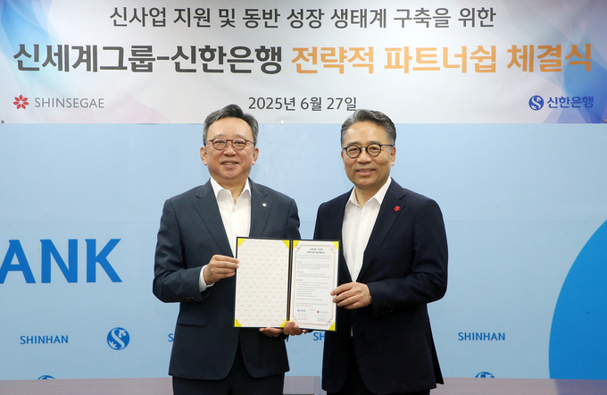 27일 신세계그룹과 서울시 중구 소재 신한은행 본점에서 신사업 지원 및 동반성장 생태계 구축을 위한 업무협약을 체결하고 정상혁 신한은행장(왼쪽), 임영록 신세계그룹 경영전략실장이 기념 촬영하는 모습. 사진/신한은행