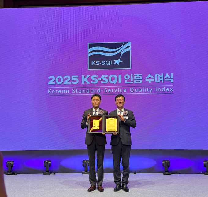 지난 3일 서울 롯데호텔에서 열린 2025 KS-SQI(한국서비스품질지수) 인증 수여식에서 DB손해보험 박권일 본부장(왼쪽)과 한국표준협회 문동민 회장이 기념촬영을 하고있다. 사진/ DB손해보험