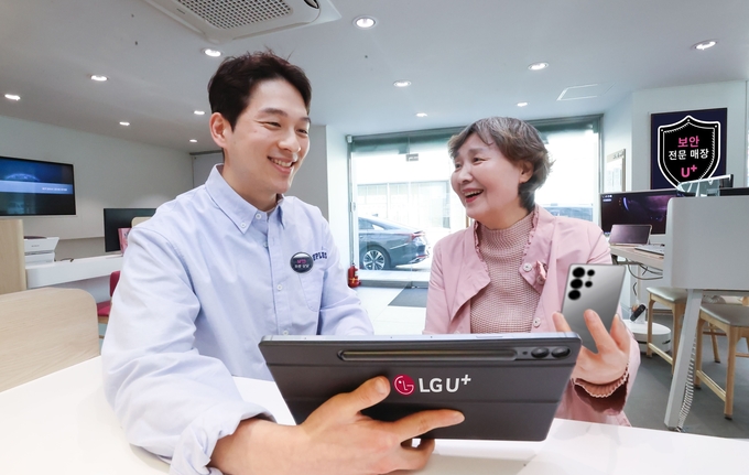 LG유플러스 매장에서 U+보안전문상담사가 고객에게 보안 상담을 제공하는 모습. 사진/ LG유플러스