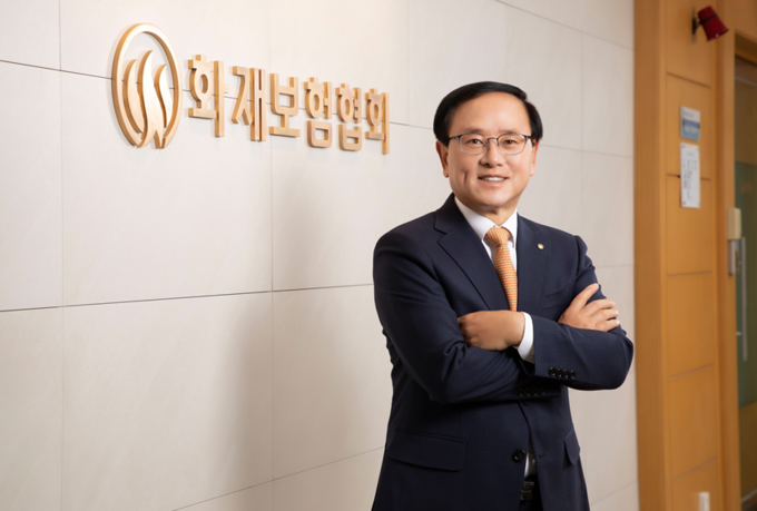 한국화재보험협회 강영구 이사장은「2025년 한국의 영향력 있는 CEO」에 선정되어 수상의 영예를 안았다. 사진/ 한국화재보험협회