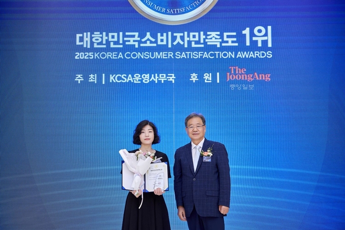 프리드라이프가 '2025 대한민국소비자만족도 1위' 상조 서비스 부문 대상을 수상했다. <(왼)프리드라이프 노아란 이사 (오)서울대학교 학교컨설팅 연구회 이선재 이사> = 프리드라이프 제공