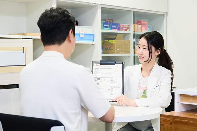 SK네트웍스 구성원이 건강 관련 상담을 받고 있는 모습. 사진/SK네트웍스