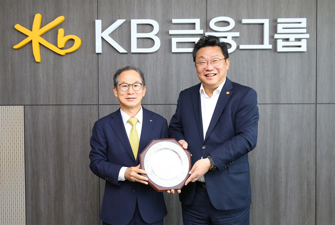양종희 KB금융그룹 회장과 주형환 저출생고령사회위원회 부위원장이 지난 9일 여의도 KB국민은행 신관에서 기념촬영을 하고 있다. 사진/ KB금융