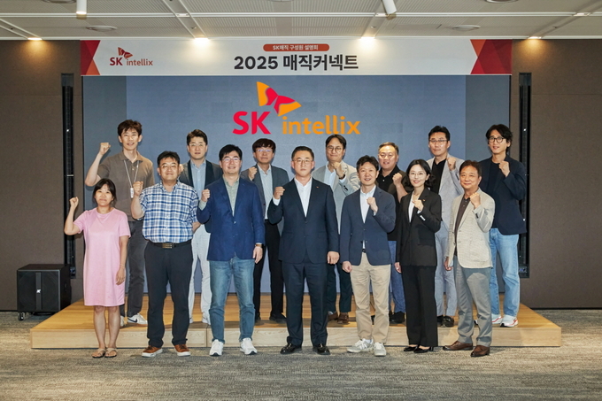 지난 10일, 김완성 SK인텔릭스 대표와 주요 경영진이 사명 변경에 대한 구성원 설명회를 갖고 기념 촬영을 하고 있다. (좌로부터 네번째 김완성 SK인텔릭스 대표). 사진/SK매직