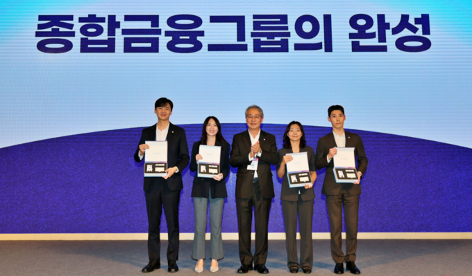 임종룡 우리금융회장(가운데)이 '우리 WON Day' 행사에서 동양·ABL생명 직원 대표 4명에게 그룹 사원증, 명함, 휘장이 담긴 비즈니스 키트를 직접 수여 후 기념촬영을 하고 있다. 사진/우리금융그룹