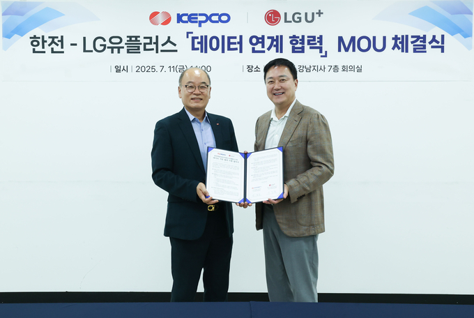 (왼쪽부터)박종운 한국전력공사 ICT기획처장과 임장혁 LG유플러스 기업고객그룹장이 한국전력 강남지사 대회의실에서 열린 사업협력 체결식에서 기념촬영을 하고 있는 모습. 사진/LG유플러스