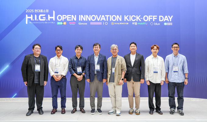 김민준 랭코드 대표, 윤정훈 퍼플아이오 대표, 전종찬 서울경제진흥원 책임, 한광영 현대홈쇼핑 대표이사, 홍경표 마크앤컴퍼니 대표, 강병희 차봇모빌리티 부대표, 이지혁 제트에이아이 대표, 현준엽 로쉬코리아 대표. 사짅/ 현대홈쇼핑