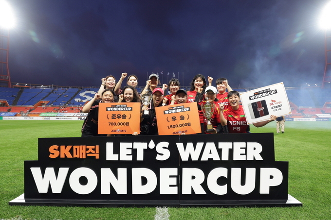 지난 19일 제주월드컵경기장에서 열린 제주SK FC 홈경기 하프타임에 진행된 ‘SK매직 LET'S WATER WONDER CUP’ 시상식에서 우승팀 ‘피크닉FS’와 준우승팀 ‘프로FC W’가 수상 기념촬영을 하고 있다. 사진/ SK매직