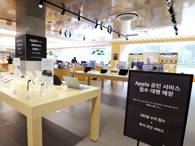 롯데하이마트가 전국 89개 점포에서 ‘애플 공인 서비스 접수 대행’을 시작한다. 국내 유통업체가 애플의 공식 인증을 받은 수리 접수 대행 서비스를 도입하는 것은 롯데하이마트가 처음이다. 사진/롯데하이마트