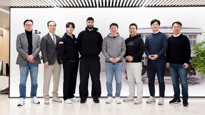 지난 3월 방한한 에이단 고메즈 코히어 CEO(왼쪽 네번째)가 삼일빌딩에서 최성환 SK네트웍스 사업총괄 사장 겸 피닉스랩 EA(왼쪽 다섯번째), 배민석 피닉스랩 대표(왼쪽 세번째) 등과 함께 기념촬영을 하고 있는 모습. 사진/SK네트웍스