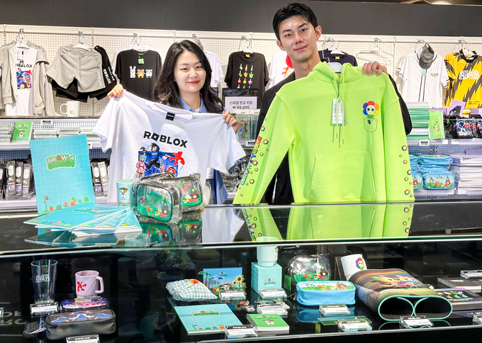 7일 오전, 경기도 성남시 분당구에 위치한 현대백화점 판교점 지하 1층 대행사장 로블록스 팝업스토어에서 직원들이 공식 한정판 굿즈를 소개하고 있다. 사진/현대백화점