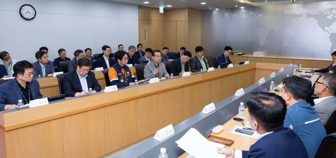 장인화 회장이 22일 포스코센터에서 열린 <그룹 안전 특별점검회의>에서 참석자들과 안전 혁신 방안에 대해 논의하고 있다. 사진/포스코그룹