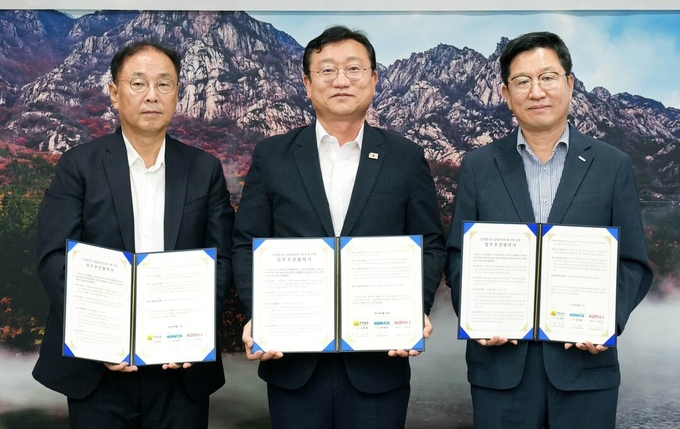 조정일 코나아이 대표(왼쪽)가 명창환 전라남도 행정부지사(가운데), 성창훈 조폐공사 사장(오른쪽)과 ‘전남형 탄소중립포인트제’ 구축·운영을 위한 업무협약을 체결한 뒤 기념촬영을 하고 있다. @코나아이