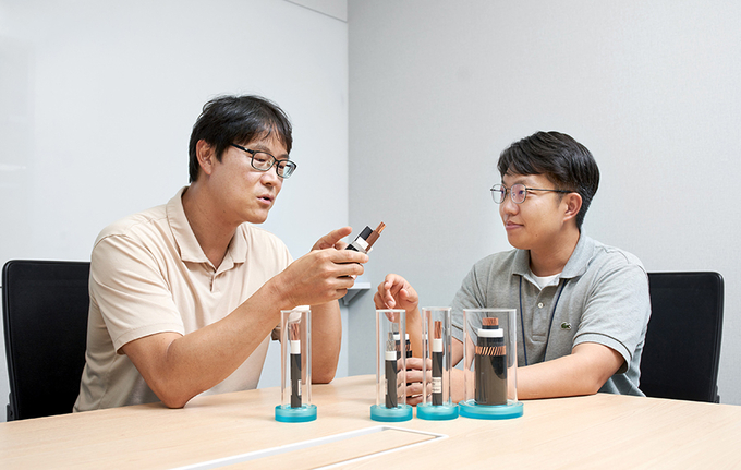 LS전선 직원들이 국내 최초로 개발한 AC·DC 겸용 PP 케이블에 대해 논의하고 있다. 사진/LS전선