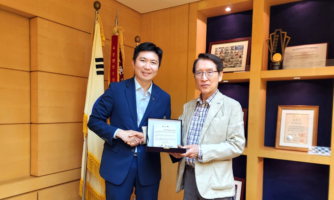 신창재 교보생명 대표이사 겸 이사회 의장(사진 오른쪽)과 유승민 대한체육회장이 지난 25일 서울 광화문 교보생명 본사에서 감사패 전달식을 마친 뒤 기념촬영을 하고 있다. 사진/교보생명