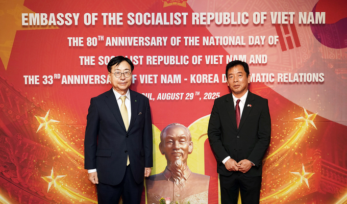 임진달 HS효성첨단소재 대표이사(왼쪽)가 부 호(Vu Ho)주한 베트남 대사(오른쪽)와 기념촬영을 하고있다. 사진/HS효성첨단소재