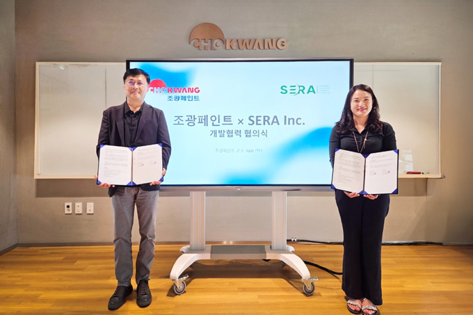 조광페인트 서순석 신사업실장(왼쪽)과 세라 김도연 대표(오른쪽)가 지난 29일 업무협약을 체결한 후 기념 촬영을 하고 있다. 사진/ 부산창조경제혁신센터