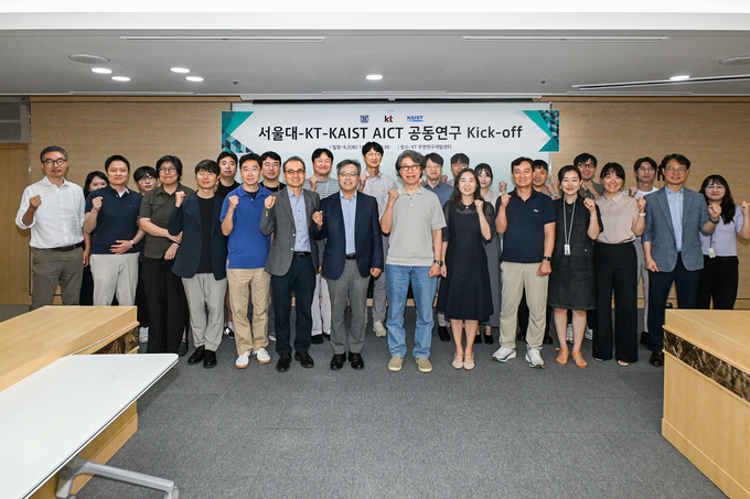 2일 서울 서초구 KT 우면연구센터에서 열린 워크숍에 참석한 관계자들이 기념촬영을 하는 모습 . 사진/ KT
