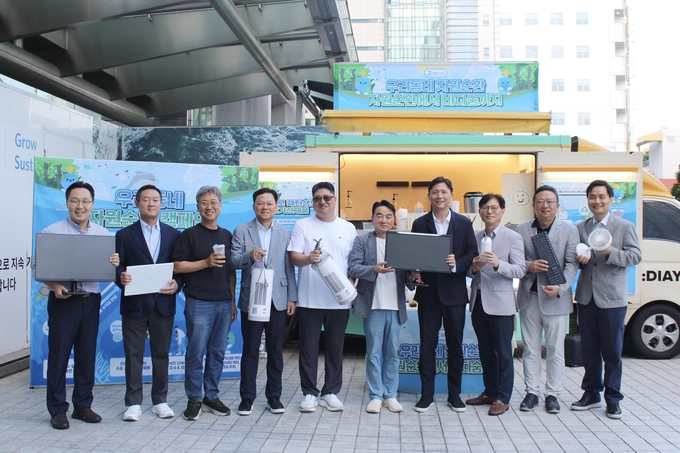 허서홍 GS리테일 대표(오른쪽에서 4번째)를 비롯한 임원 및 GS25 가맹 경영주 등이 3일, GS타워에서 열린 폐전자제품 수거 행사에 참여해 기념 사진을 찍고 있다. 사진/ GS리테일