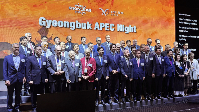 조현상 HS효성 부회장(첫째줄 왼쪽에서 두번째)이 9일 ‘경북 APEC 나이트’ 행사에 참석해 기념촬영을 하고있다. 사진/ HS효성