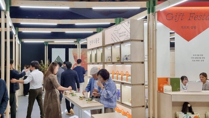 12일 오전, 서울 강남구에 위치한 현대백화점 무역센터점 10층에서 열린 추석 선물세트 체험 행사 '기프트 페스타'(GIFT FESTA) 현장이 고객들로 붐비고 있다. 사진/현대백화점