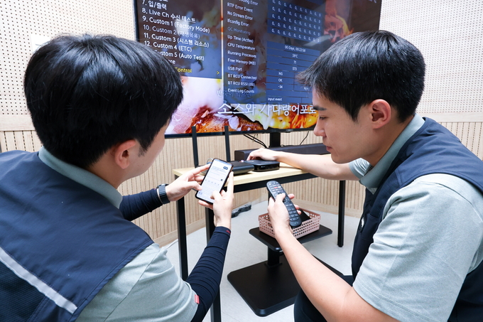 현장에서 AI 업무 비서로 문제를 해결하는 현장 직원의 모습. 사진/LG유플러스